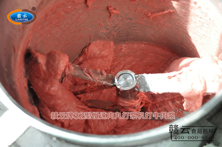 強(qiáng)力絞肉機(jī)絞出來(lái)的牛肉放入慢速肉丸打漿機(jī)中拍打成漿